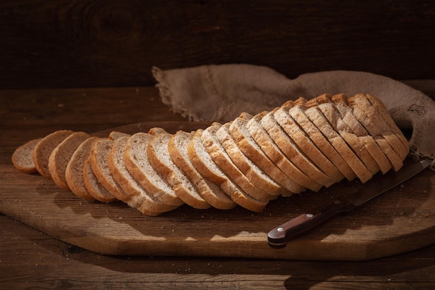 gesneden brood op een houten bord