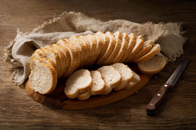 gesneden brood op een houten bord