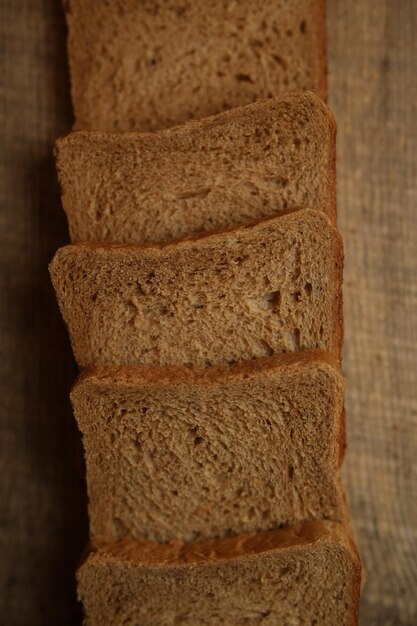 Gesneden brood op een houten ondergrond