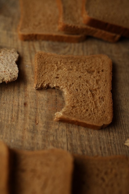 Gesneden brood op een houten ondergrond