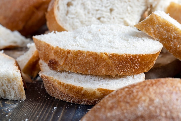 Gesneden brood op een houten snijplank