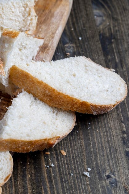 Gesneden brood op een houten snijplank