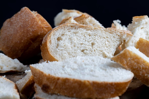 Gesneden brood op een houten snijplank