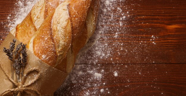 Gesneden brood op een houten tafel. vers bakconcept