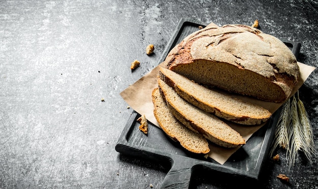 Gesneden brood op een snijplank