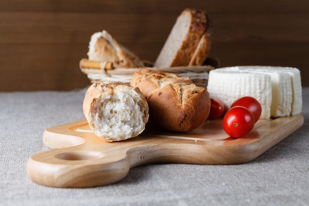 Gesneden brood op hout