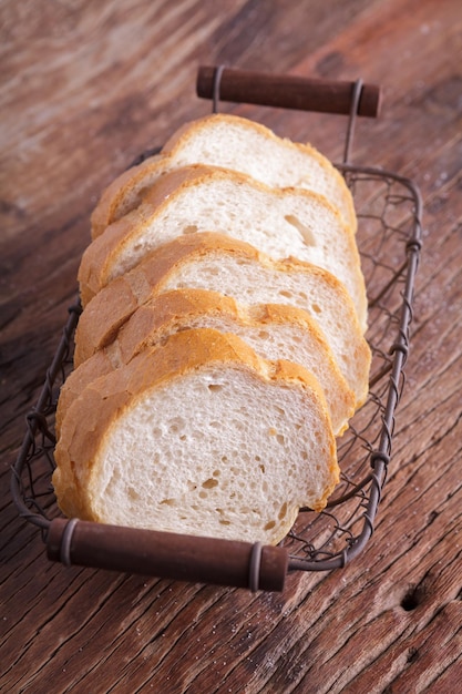 Gesneden brood op houten achtergrond