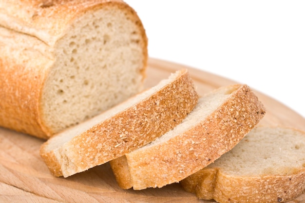 Gesneden brood op houten plaat
