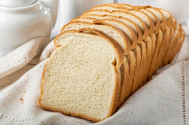 Gesneden brood op tafel