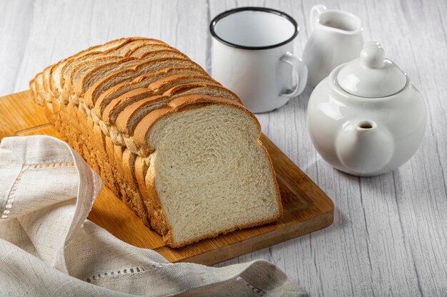 Gesneden brood op tafel