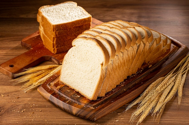 Gesneden brood op tafel