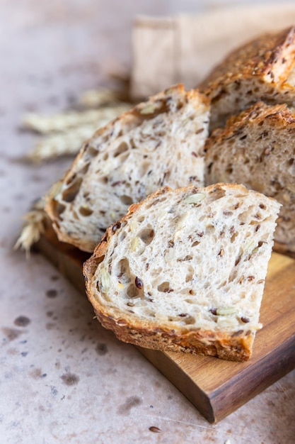 Foto gesneden brood van ambachtelijk zuurdesembrood met meergranenzaden tartine met honing en zaden