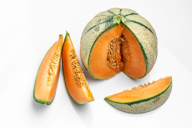 Gesneden cantaloupe meloen Rauwe biologische Toscaanse meloen Cantaloupe geïsoleerd op witte achtergrond banner menu recept plaats voor tekst bovenaanzicht