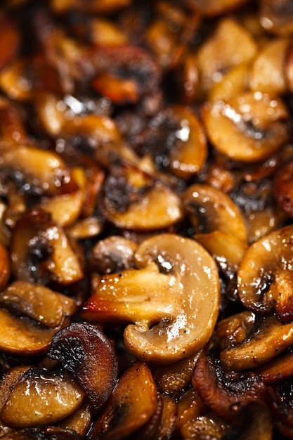 Gesneden champignons gebakken in een pan