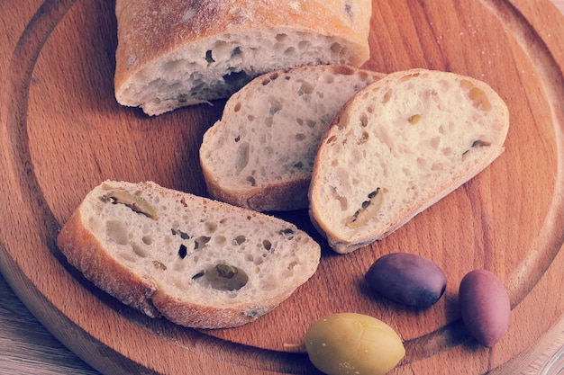 Gesneden ciabattabrood op een rond bord