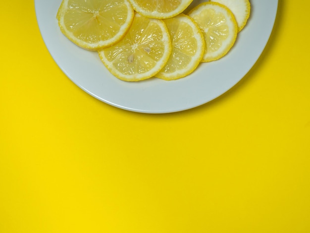 Gesneden citroen op een witte achtergrond Citrus segmenten op tafel Lichte achtergrond Gezonde verrijkte voeding