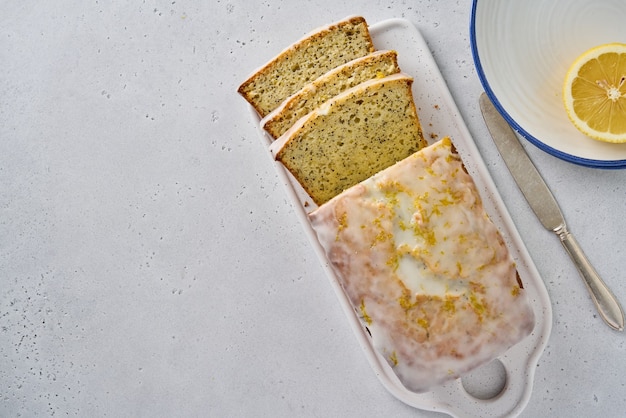 Gesneden citroenbrood met maanzaad, citrusschil en wit glazuur lekker dessert