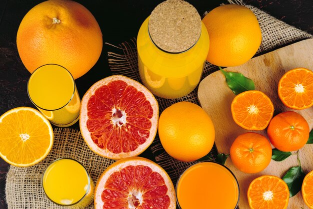 Gesneden citrusvruchten past sappig op lijst dicht omhoog