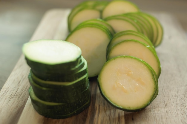 Gesneden courgette Courgette bekers op een houten plank Voedselbereiding Rauwe courgette een snijplank