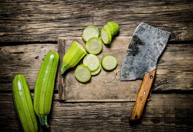 Gesneden courgette en een oude bijl