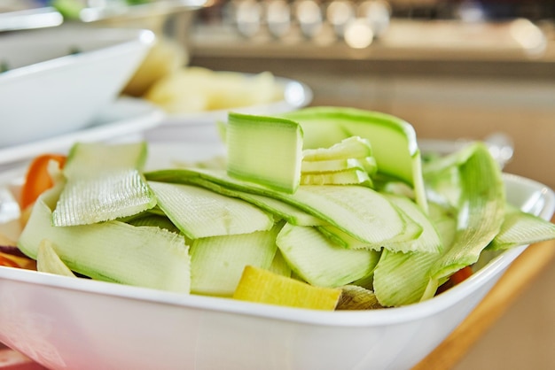 Gesneden courgette in glazen kom in huiskeuken