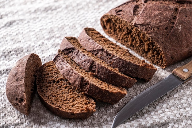 Gesneden donker brood close-up