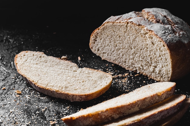 Gesneden donker donker zelfgebakken brood bestrooid met bloem