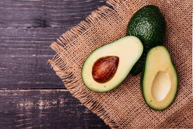 Gesneden door avocado tegen een donkere achtergrond