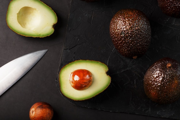 Gesneden en hele biologische avocado's en mes