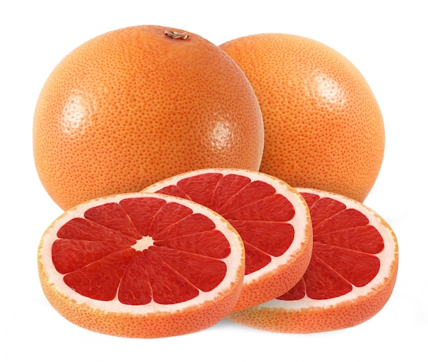 Gesneden en hele grapefruit fruit geïsoleerd op een witte achtergrond met uitknippad