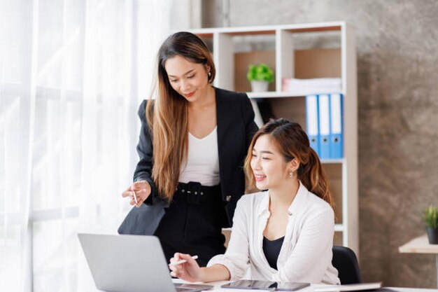 Gesneden foto van Aziatische zakenvrouw diverse collega's die samenwerken in de bestuurszaal brainstorming bespreken en analyseren bedrijfsverslag strategie samenwerking