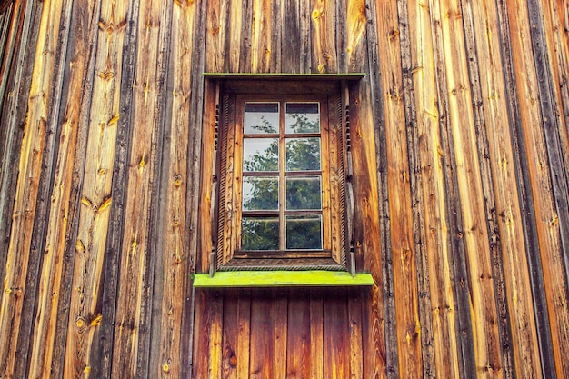 Gesneden frame en raam in het oude houten huis van planken