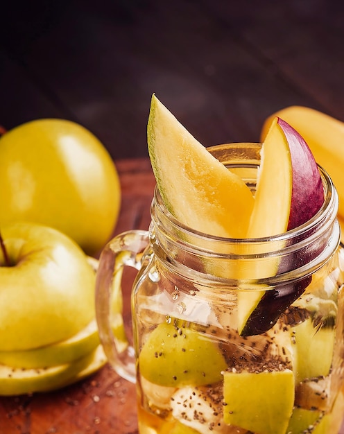 Gesneden fruit op een houten bord en in een glas