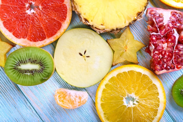 Gesneden fruit op tafel close-up