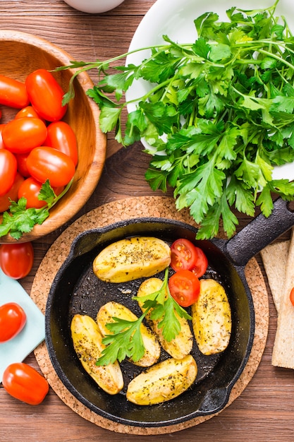 Gesneden gebakken aardappelen in een ijzeren koekenpan