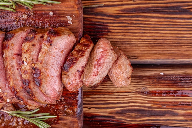 Gesneden Gegrild Vlees Rundvlees Ribeye Met Kruiden Op Rustieke Houten Snijplank