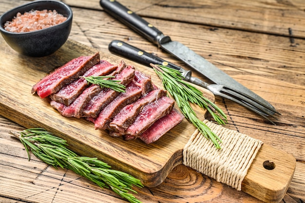 Gesneden Gegrilde filet mignon steak op een snijplank