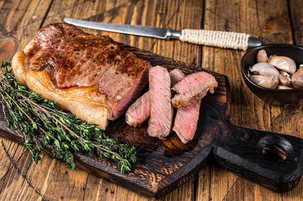Gesneden Gegrilde New York Strip Rundvlees Steak Of Lendenstuk Op Een Houten Bord