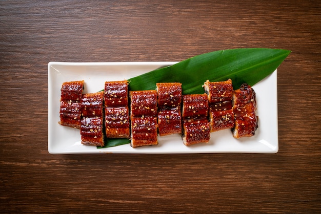 gesneden gegrilde paling of gegrilde unagi met saus (Kabayaki) - .Japanse eetstijl