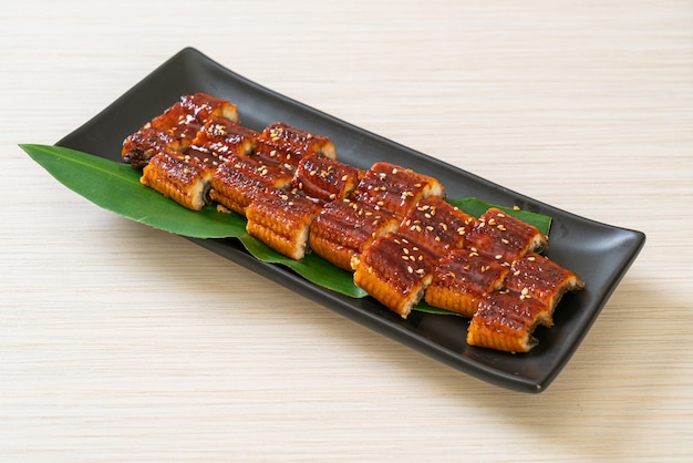 gesneden gegrilde paling of gegrilde unagi met saus (Kabayaki) - .Japanse eetstijl