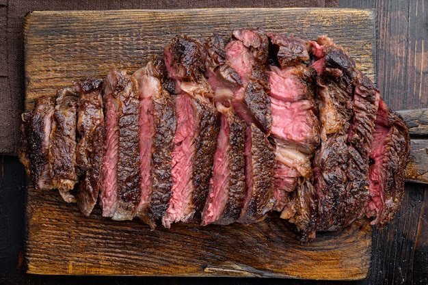 Foto gesneden gegrilde vleesbiefstuk rib eye medium rare set