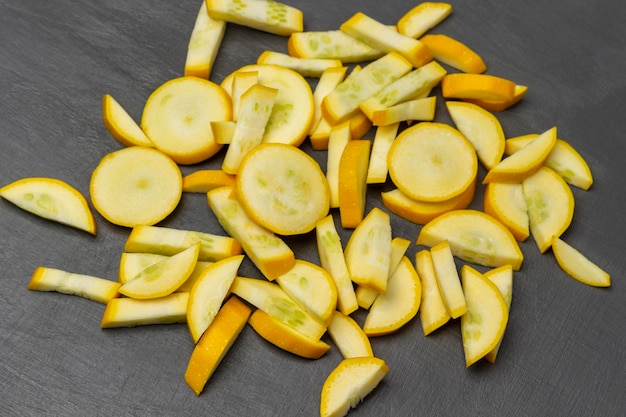 Gesneden gele courgette op tafel