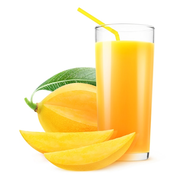 Gesneden gele mango en glas mangodrank geïsoleerd op witte achtergrond