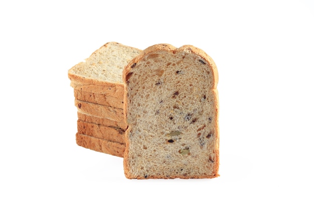 Gesneden graan volkoren brood op geïsoleerd op een witte achtergrond, bio ingrediënten, gezonde voeding