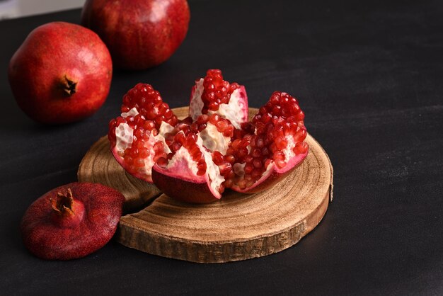 Gesneden granaatappels op de houten plank