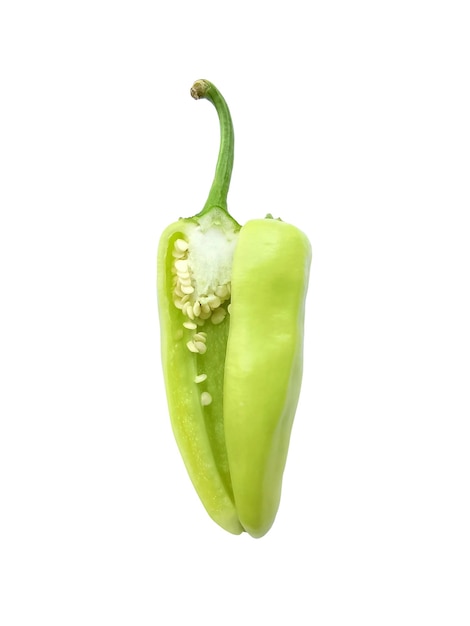 Gesneden groene hete chili pepers geïsoleerd op een witte achtergrond