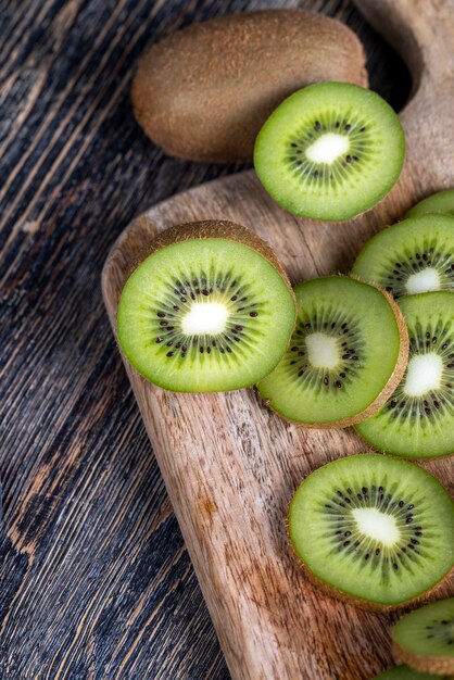 Gesneden groene kiwi op een snijplank