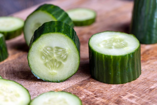 Gesneden groene komkommer tijdens het koken van salade