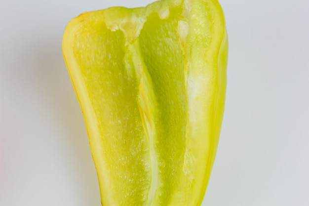 Gesneden groene paprika geïsoleerd op witte achtergrond Cutting contour View from above