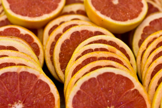 Gesneden grote cirkels van rijpe sappige grapefruitclose-up.
